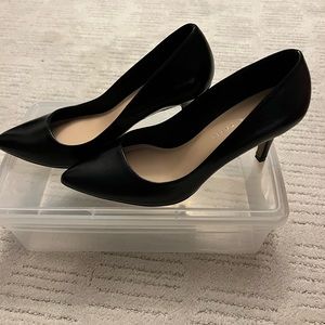 BLACK HEELED PUMP.